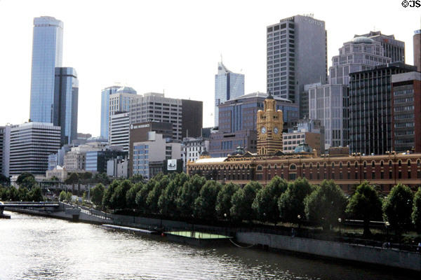 Flinders Street Station & Melbourne skyline from south bank of Yarra River. Melbourne, Australia.