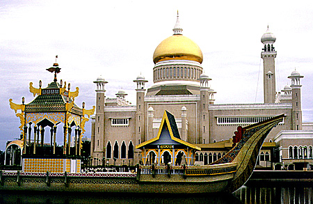 Omar Ali Saifuddin Mosque in Bandar Seri Begawan was built in 1958. Brunei.