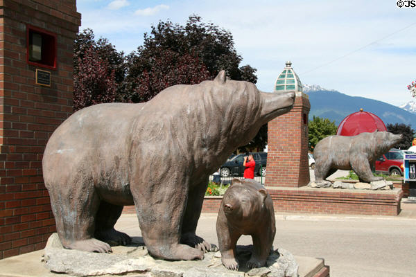 Statue of Grizzly Bears & Cub flank Revelstoke MacKenzie Ave. Revelstoke, BC.