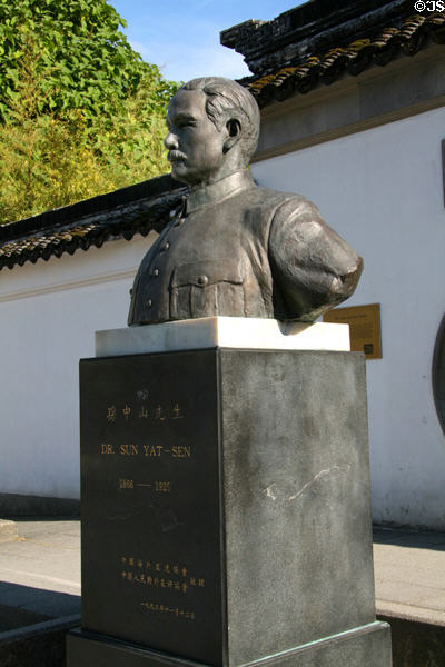 Dr. Sun Yat-Sen statue at his Park in Vancouver Chinatown. Vancouver, BC.