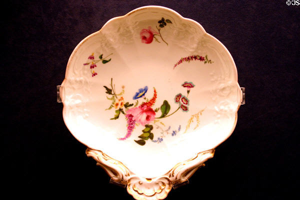 Coalport shell-shaped dish (c1825) at Beaverbrook Art Gallery. Fredericton, NB.