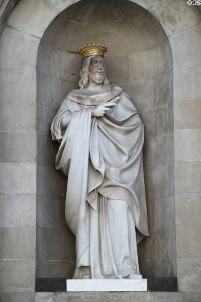 King Jaume I (founder of Council of One Hundred) statue (1847) by Josep Bover in niche at front of Barcelona City Hall. Barcelona, Spain.