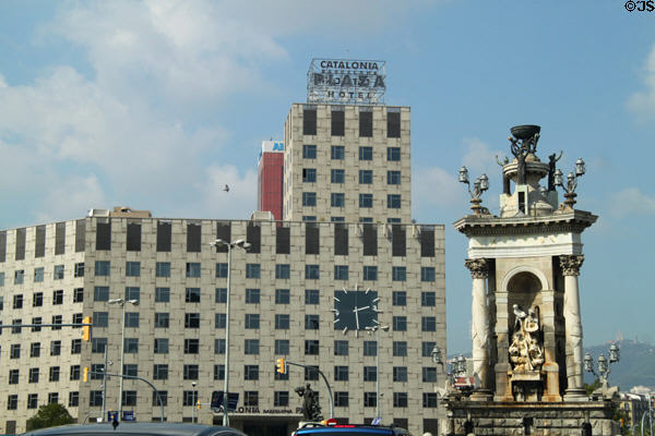 Plaza Barcelona Hotel (1992) (13 floors) (Plaça d'Espanya, 6-8) & Fountain. Barcelona, Spain. Architect: Jordi Garcès - Enric Sòria Arquitectes + Jordi Mir Valls.