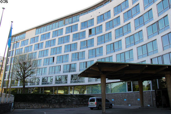 Window array of curved facade at UNESCO Headquarters (1958). Paris, France.