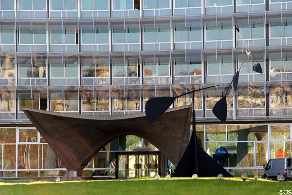 Calder Mobile & entrance arch at UNESCO Headquarters (1958). Paris, France.
