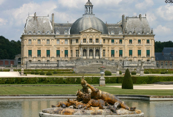 Reflecting pool & Vaux-le-Vicomte chateau. Melun, France.