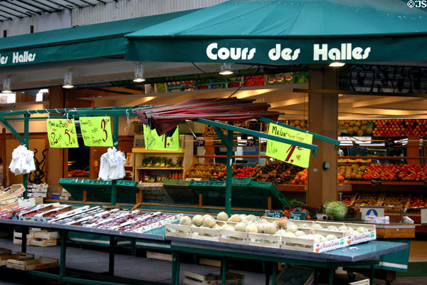 Fruit & vegetable shop in historic market area "Les Halles". Paris, France.