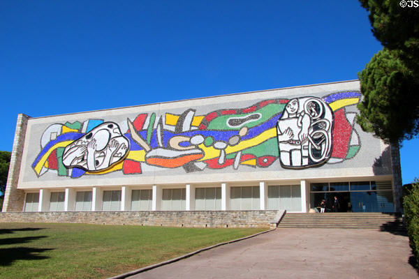 Mosaic, celebrating sports & designed for Hanover Museum, on facade of Musée National Fernand Léger (1960). Biot, France. Architect: André Svetchine (Nice).