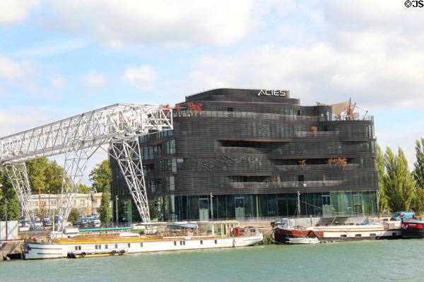 Le Pavillon 52 offices (2016) (quai Rambaud) in Confluence district. Lyon, France. Architect: R. Ricciotti.