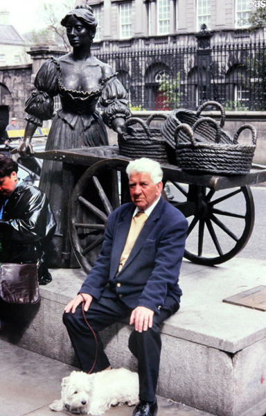 Statue Molly Malone wheeling her barrow. Dublin, Ireland.