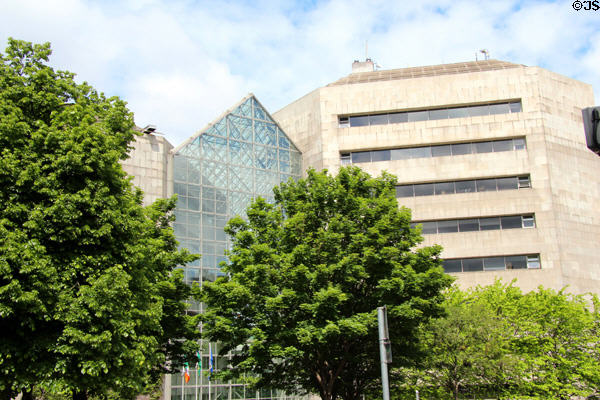 Wood Quay - Dublin Civic Offices (1994). Dublin, Ireland. Architect: Sam Stephenson.