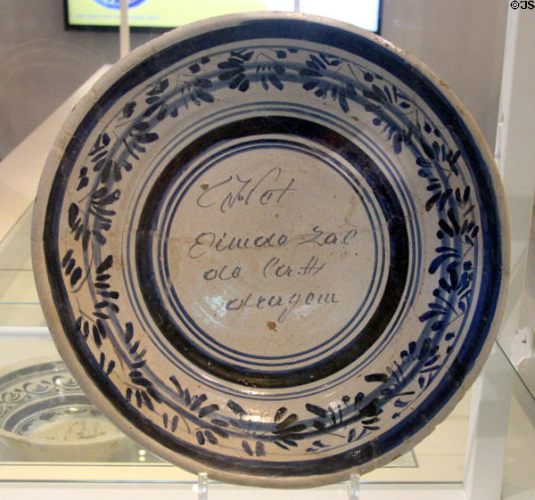 Stoneware dish with decorated rim & Dutch script in the center (1840-65) at ANNO Stadsmuseum Zwolle. Zwolle, Netherlands.