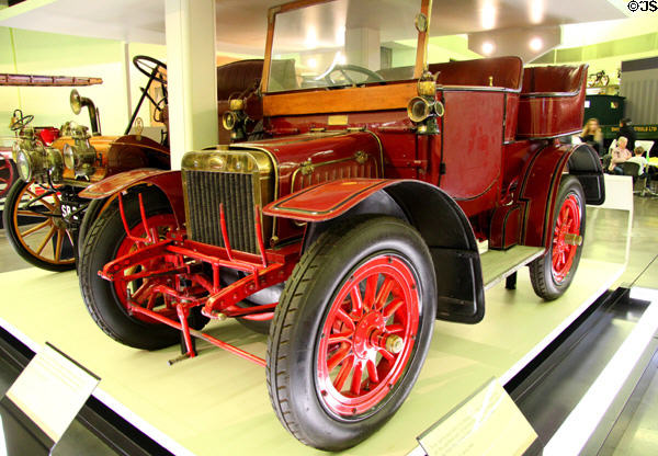 Albion A3 12hp tonneau (1904) at Riverside Museum. Glasgow, Scotland.