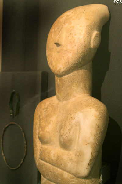 Head detail of Cycladic female figure marble figurine Spedos-type (2700-2500 BCE) from Keros-Syros culture at British Museum. London, United Kingdom.