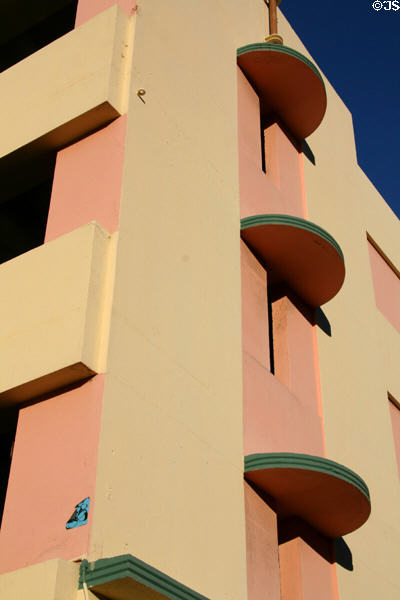 Buffum's Autoport (1941) (1st St. off Pine). Long Beach, CA. Style: Streamline Moderne. Architect: J.H. Davis.