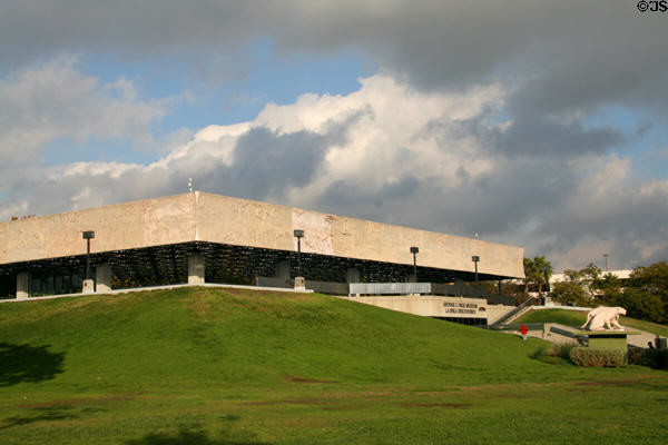 George C. Page Museum of La Brea Discoveries (1976) (Hancock Park). Los Angeles, CA. Architect: Thornton & Fagan Assoc..