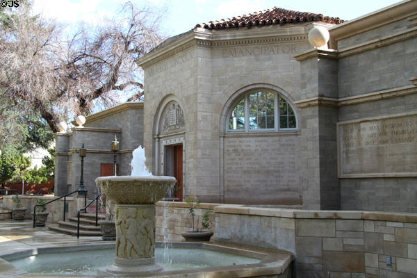 Lincoln Shrine museum (1932) (125 W Vine St.) with its core octagonal building. Redlands, CA. Architect: Elmer Grey.