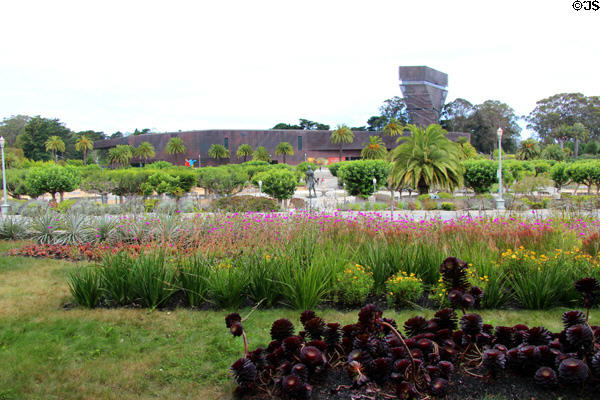 De Young Museum (2005) by Herzog & de Meuron + Fong & Chan Architects. San Francisco, CA.