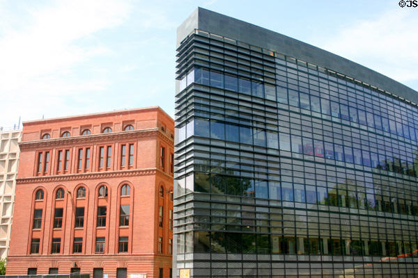 Engineering Research Building (2005) beside red brick Watson Hall on Yale Campus. New Haven, CT. Architect: Cesar Pelli.