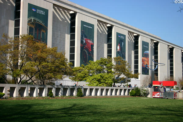 Smithsonian National Museum of American History building (1964) on the National Mall. Washington, DC. Architect: Walker Cain of McKim, Mead & White.