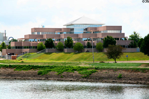 Cedar Rapids Police & Communications Building (1997). Cedar Rapids, IA. Architect: Rebanks.