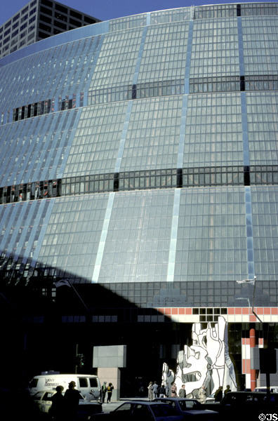 James R. Thompson Center (former State of Illinois Center) (1985) (17 floors) (100 West Randolph St.). Chicago, IL. Architect: Murphy/Jahn Architects.