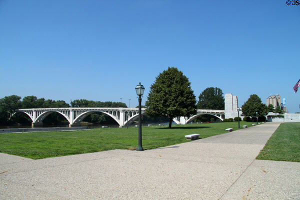 Lincoln Memorial Bridge across Wabash River in Vincennes. Vincennes, IN.