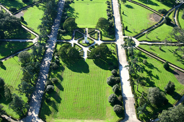 Front lawn of Louisiana State Capitol with grave of Huey Long at center. Baton Rouge, LA.