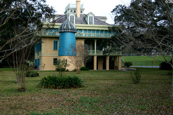 Side view of San Francisco Plantation with cistern. LA.
