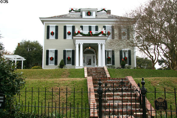 Hillcroft house (1905) (9732 Royal St.). St. Francisville, LA. Style: Neoclassical.