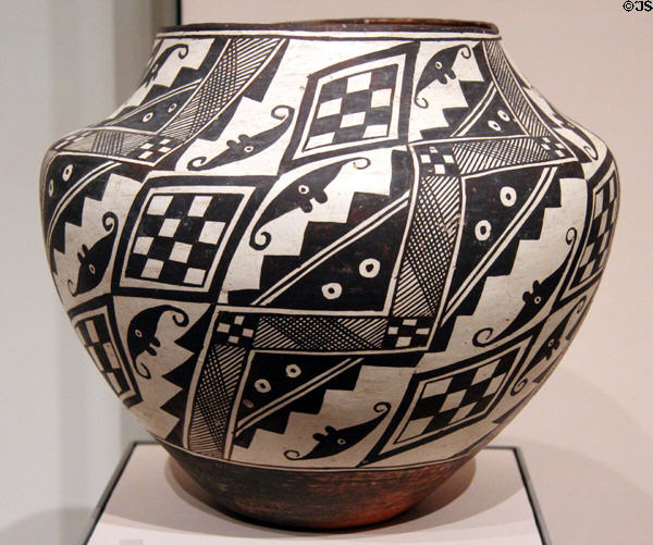 Acoma Pueblo earthenware water jar (c1900-20) from NM at Museum of Fine Arts. Boston, MA.