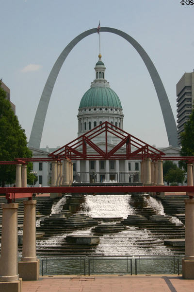 Old St. Louis County Courthouse framed by the Gateway Arch. St Louis, MO.