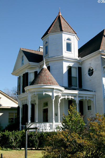 Queen Anne-style house (401 N. Commerce St.). Natchez, MS.