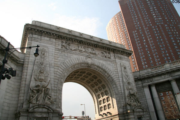 Manhattan Bridge Arch & Confucius Plaza Apartments (1976) (44 floors). New York, NY. Architect: Horowitz & Chun.