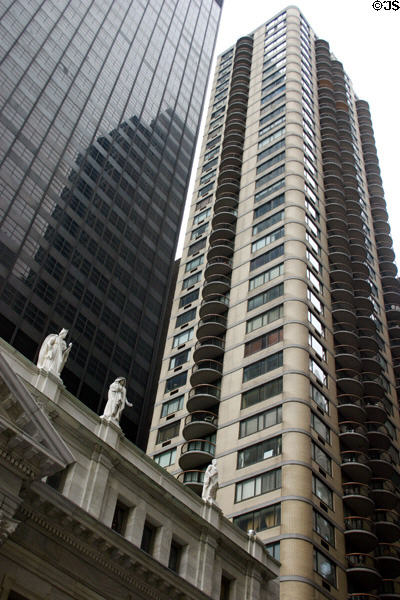 Stanford Apartments with round balconies (1986) (East 25th St.) (42 floors) over Appellate Division of the Supreme Court. New York, NY. Architect: Liebman & Liebman Architects.
