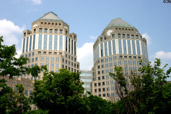 Procter & Gamble (1985) (5th & Broadway). Cincinnati, OH. Style: Post-modern. Architect: Kohn Pedersen Fox Assoc..