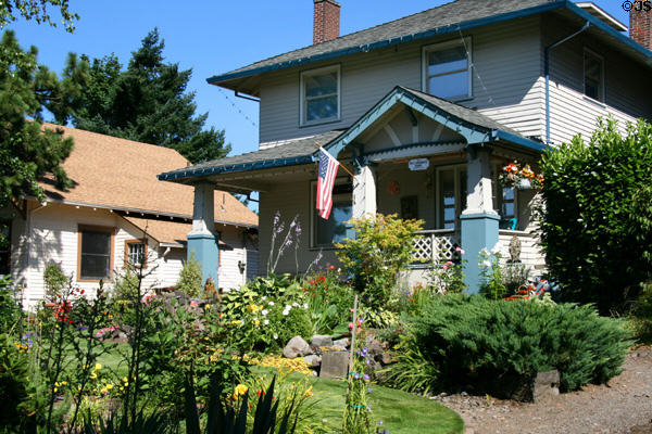 M.&C. Latourette House (1914) on High St. Oregon City, OR. Style: American Box.