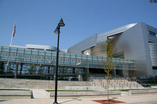 Wayne Lyman Morse United States Courthouse (2006) (405 East 8th Ave.). Eugene, OR. Architect: Morphosis + DLR Group.