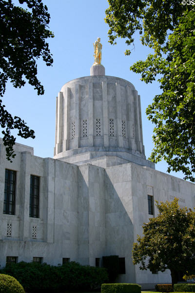 Marble walls of Oregon State Capitol. Salem, OR.