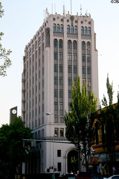 Vertical perspective of Capital Center. Salem, OR.
