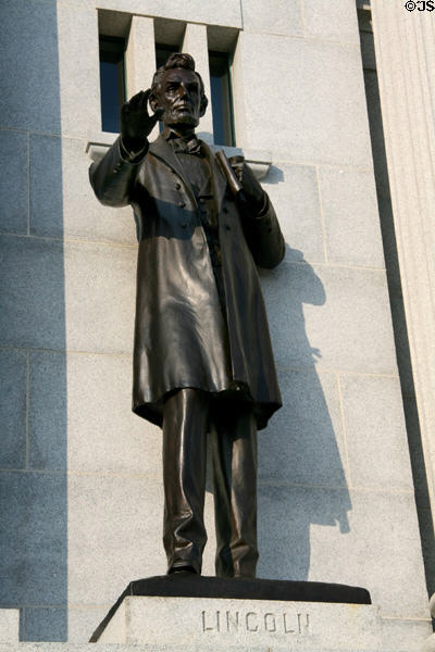 Abraham Lincoln statue on Pennsylvania monument at Gettysburg National Military Park. Gettysburg, PA.