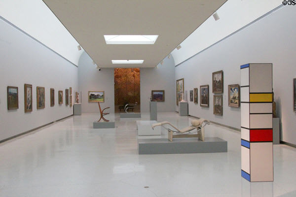 Gallery curves at Carnegie Museum of Art. Pittsburgh, PA.