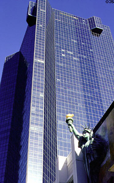 D.R. Horton Tower (1984) (38 floors) (301 Commerce St.). Fort Worth, TX. Architect: Paul Rudolph.