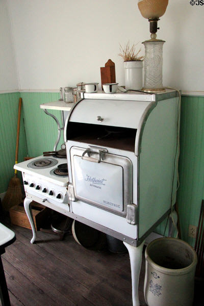 Hotpoint automatic electric range at Pioneer Village. Gonzales, TX.
