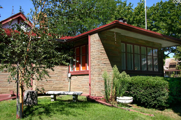 Richards Bungalow (1916) (2700 West Burnham Blvd.). Milwaukee, WI. Architect: Frank Lloyd Wright.