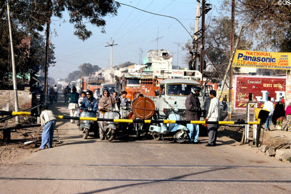 Traffic stops at a rail crossing on road to Mandawa. India.